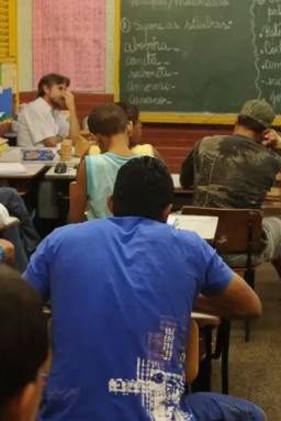 Brasil atinge menor taxa de distorção idade-série no ensino médio
