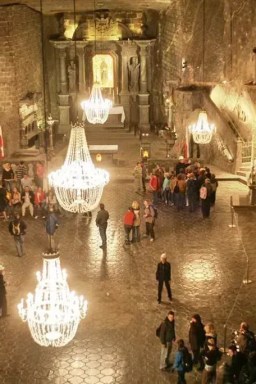 Visitantes lambem paredes de mina de sal: conheça Wieliczka