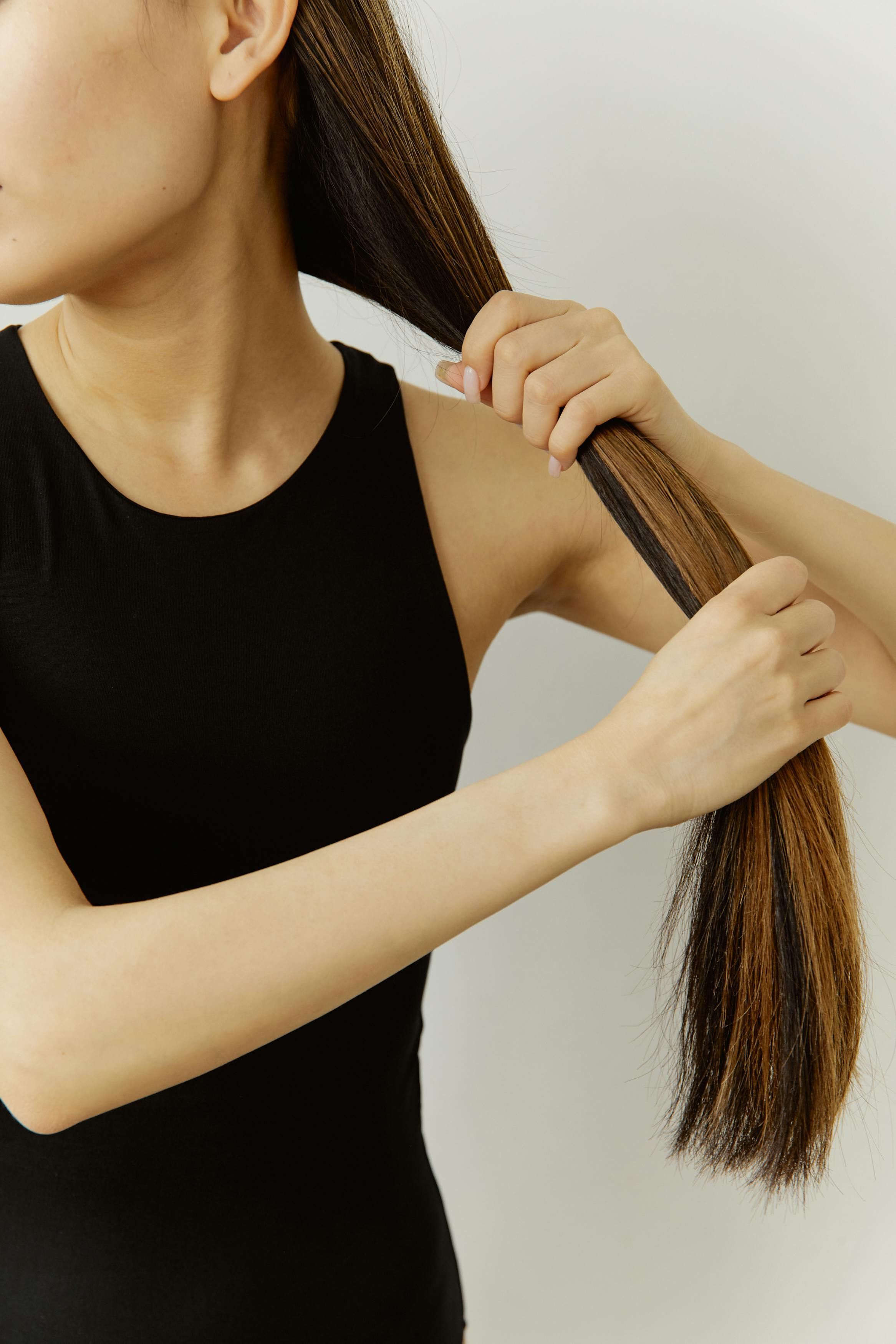 Cabelo não cresce de dentro para fora, mas é puxado para cima, diz estudo