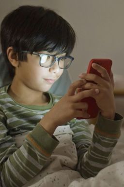 Como o excesso de telas impacta a aprendizagem de jovens no Brasil