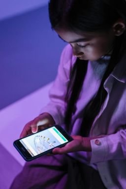 Autoplay e feed infinito: o que o ECA Digital proíbe e por quê