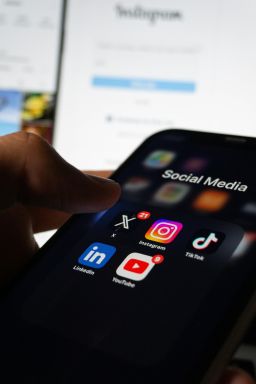 Por que as redes sociais estão sob pressão por serem “viciantes”?