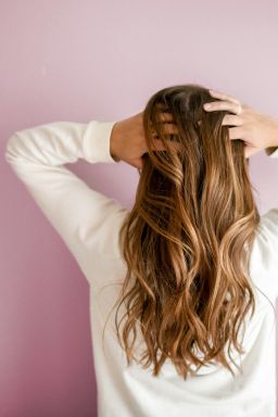 Transplante capilar sem raspar cabelo tem alta procura entre mulheres