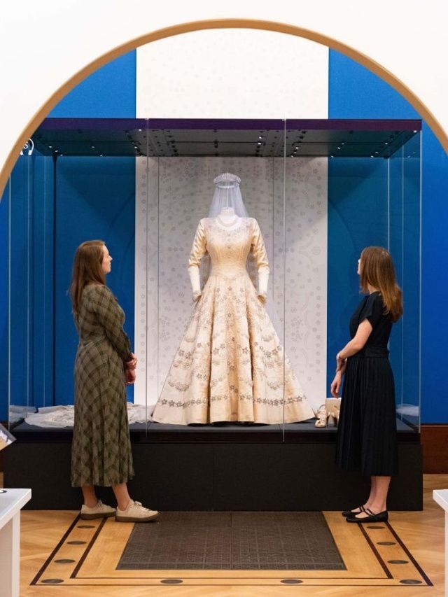 Buckingham abre exposição sobre guarda-roupa da Rainha Elizabeth II