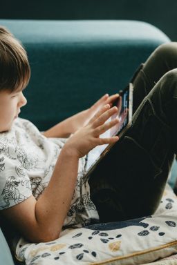 Governo aumenta classificação indicativa do YouTube para 16 anos; entenda