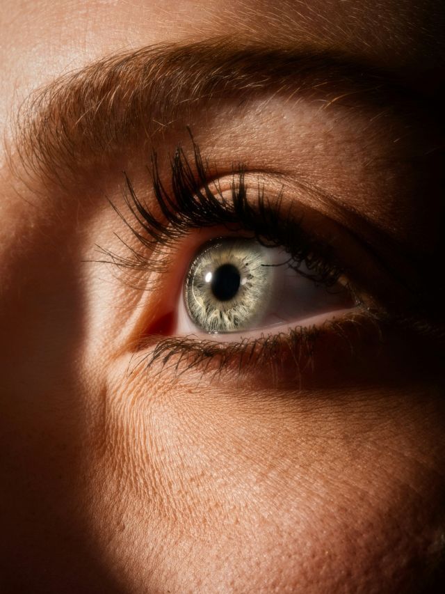 Lentes de contato vestíveis tratam depressão sem remédios ou cirurgia