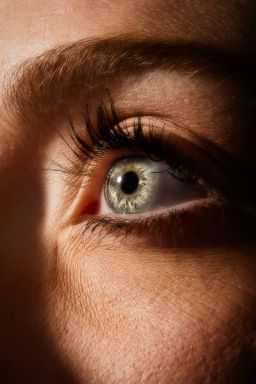 Lentes de contato vestíveis tratam depressão sem remédios ou cirurgia