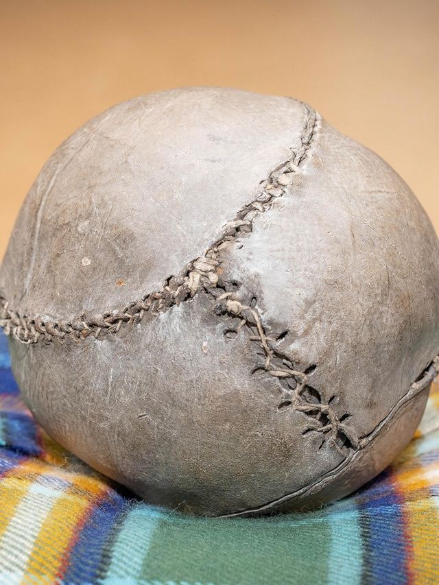 Bola de futebol mais antiga do mundo é exibida nos EUA durante a Copa