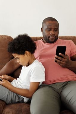 Uso de celular por pais afeta vínculos com filhos adolescentes