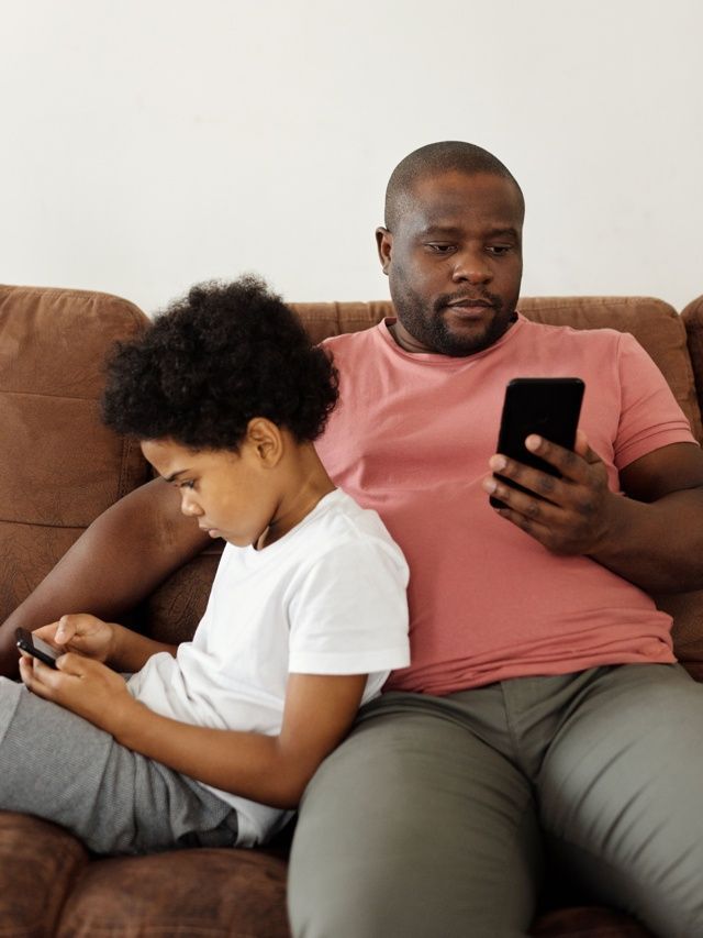 Uso de celular por pais afeta vínculos com filhos adolescentes