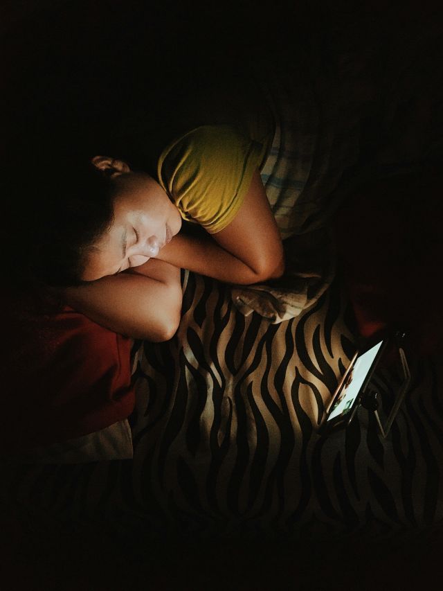 Estudo: usar celular à noite prejudica sono e estudos de adolescentes