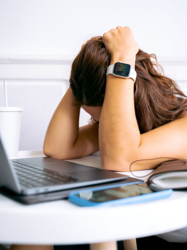 “Insônia e dores”: veja sinais de exaustão mental no trabalho