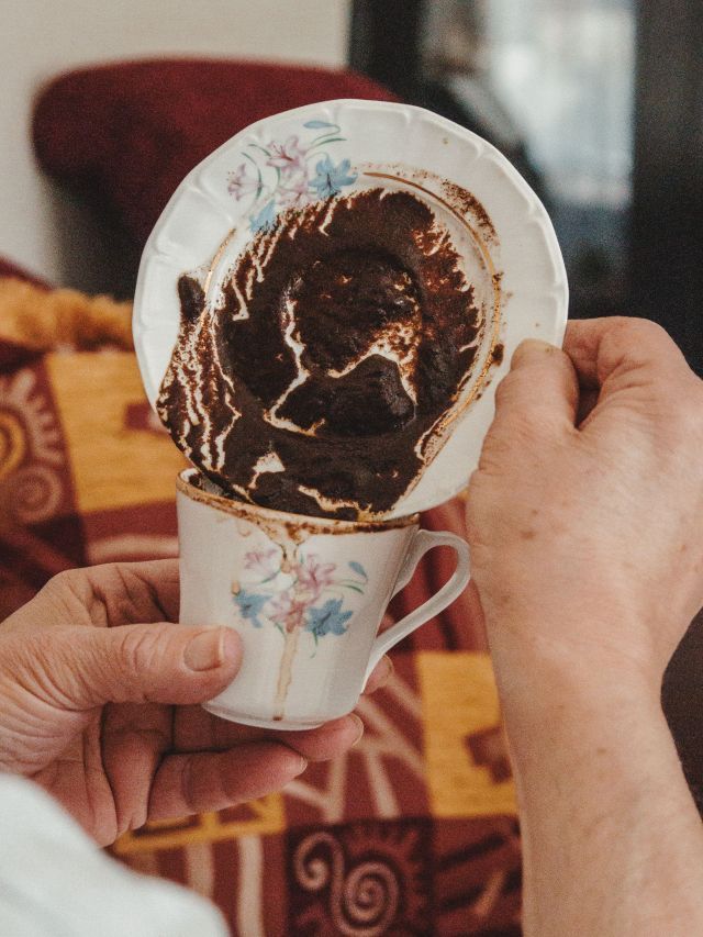 Borra de café desentope a pia? Entenda o que diz a ciência