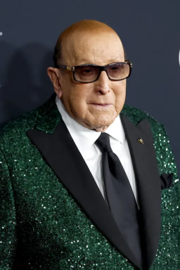Quem foi Clive Davis, titã da indústria musical que morreu aos 94 anos