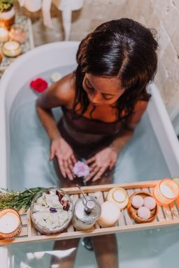 Solteiro? Veja banhos e rituais para atrair o amor