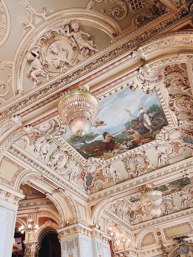 New York Café, em Budapeste: conheça um dos cafés mais belos do mundo