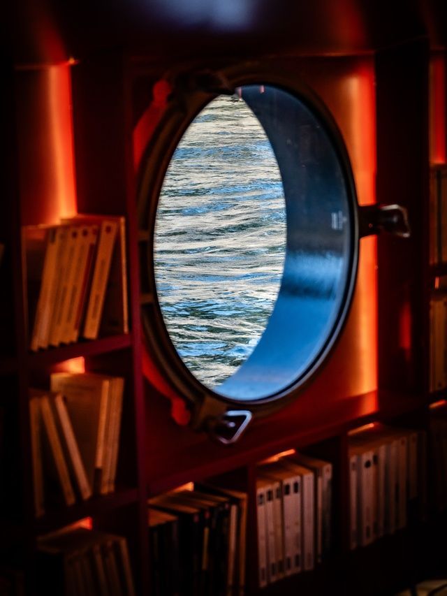 Paris ganha biblioteca flutuante no rio Sena com vista para Notre-Dame