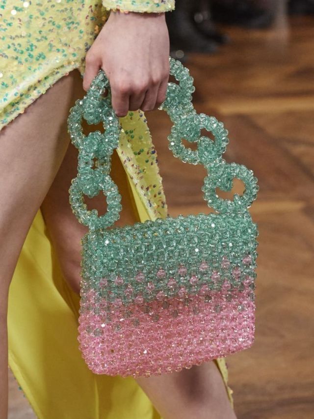 Metalizadas, com miçangas e mais: promessas de bolsas para a temporada