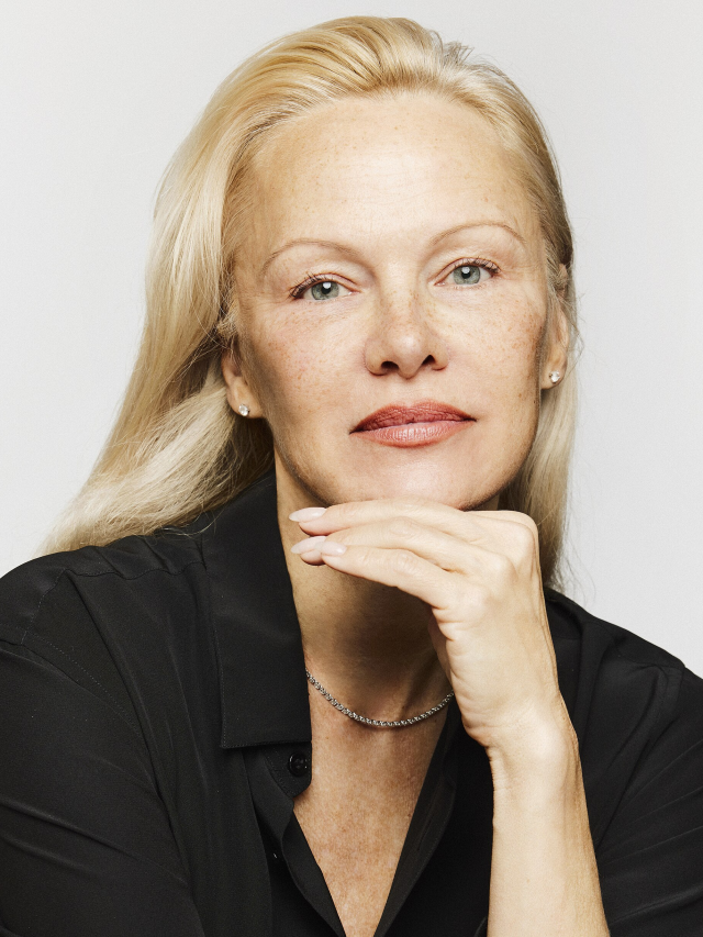 Pamela Anderson elogia brasileiro e descreve filme como selvagem