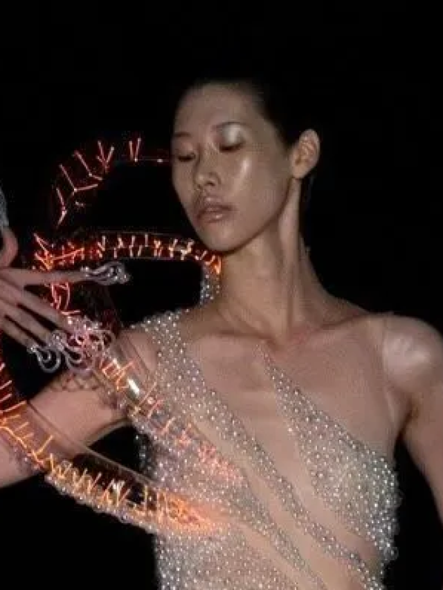 Primeiro vestido de plasma da história é criado por Iris Van Herpen