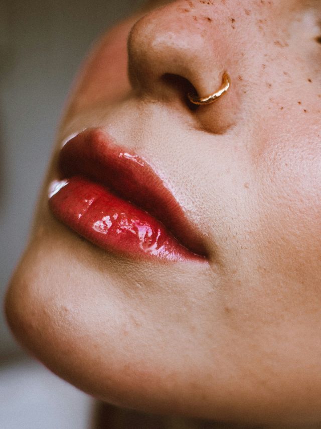 Holográfico, lip balm e mais: quais texturas mais populares de batom?