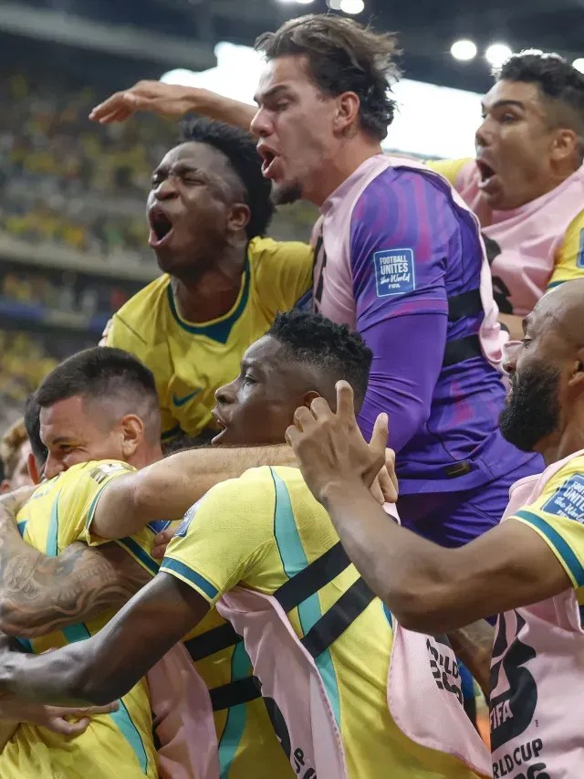 Torcedores em Bangladesh fazem festa com gol do Brasil contra o Japão