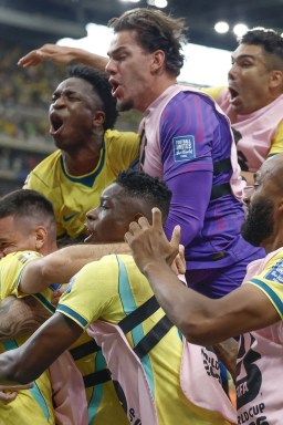 Torcedores em Bangladesh fazem festa com gol do Brasil contra o Japão