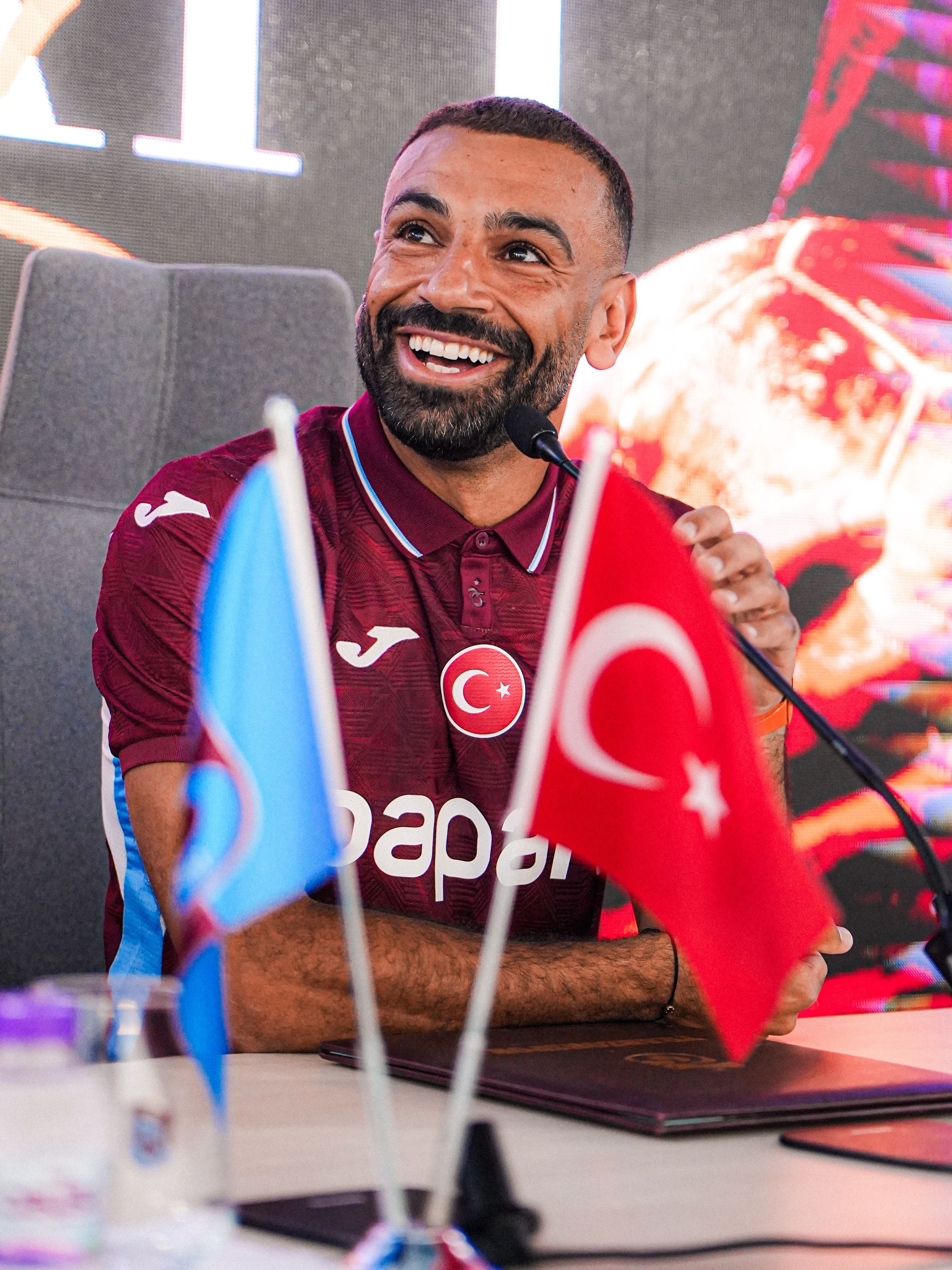 Salah assina com Trabzonspor e terá salário de R$ 100 milhões por ano