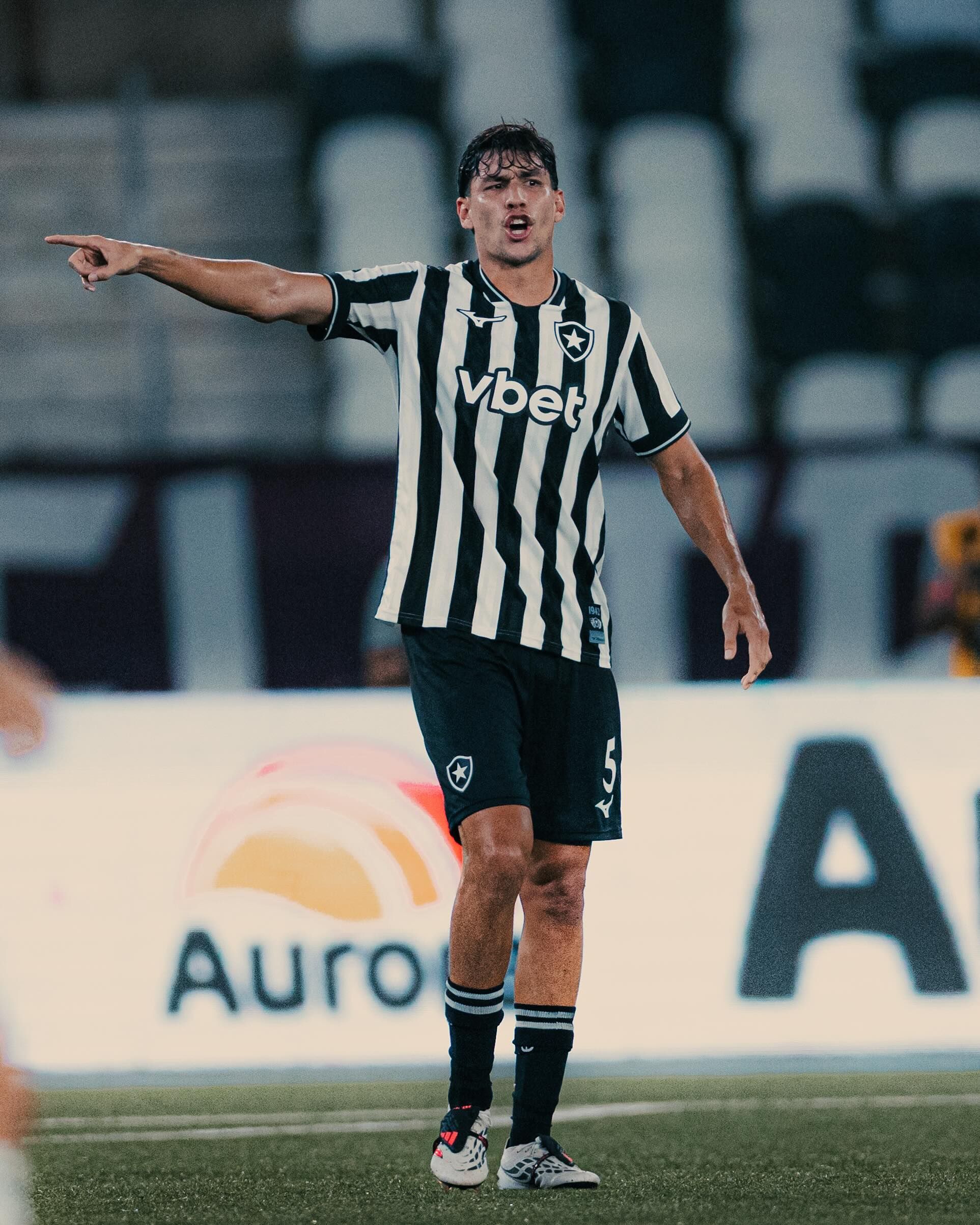 Botafogo contrata Ferraresi em definitivo; zagueiro fica até 2029