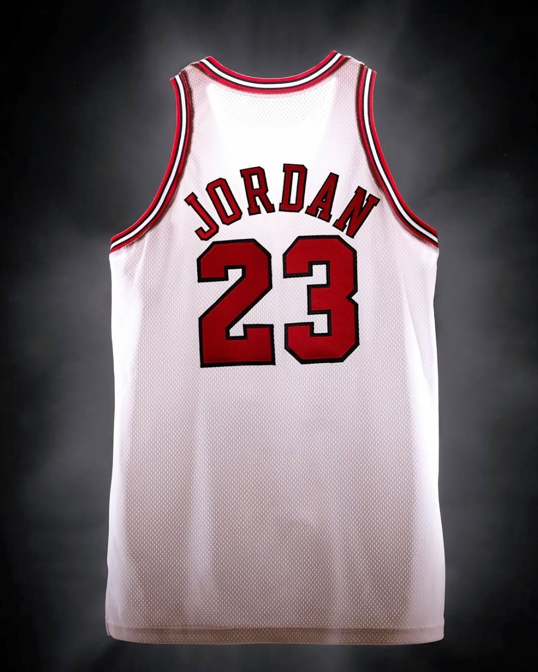 Camisa de Michael Jordan no “The Last Dance” pode ser vendida por US$ 15 mi