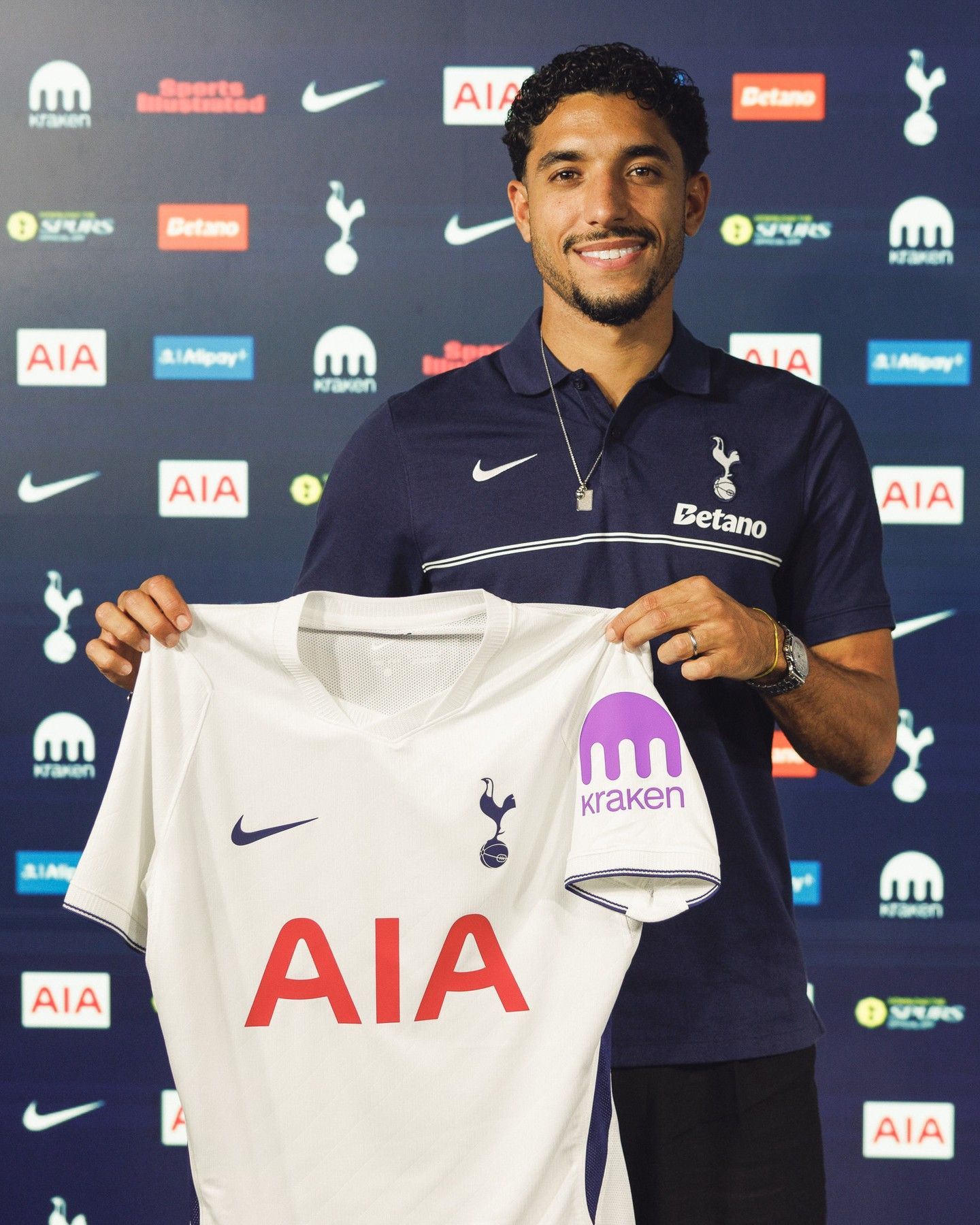 Após Savinho, Tottenham anuncia atacante do City como reforço