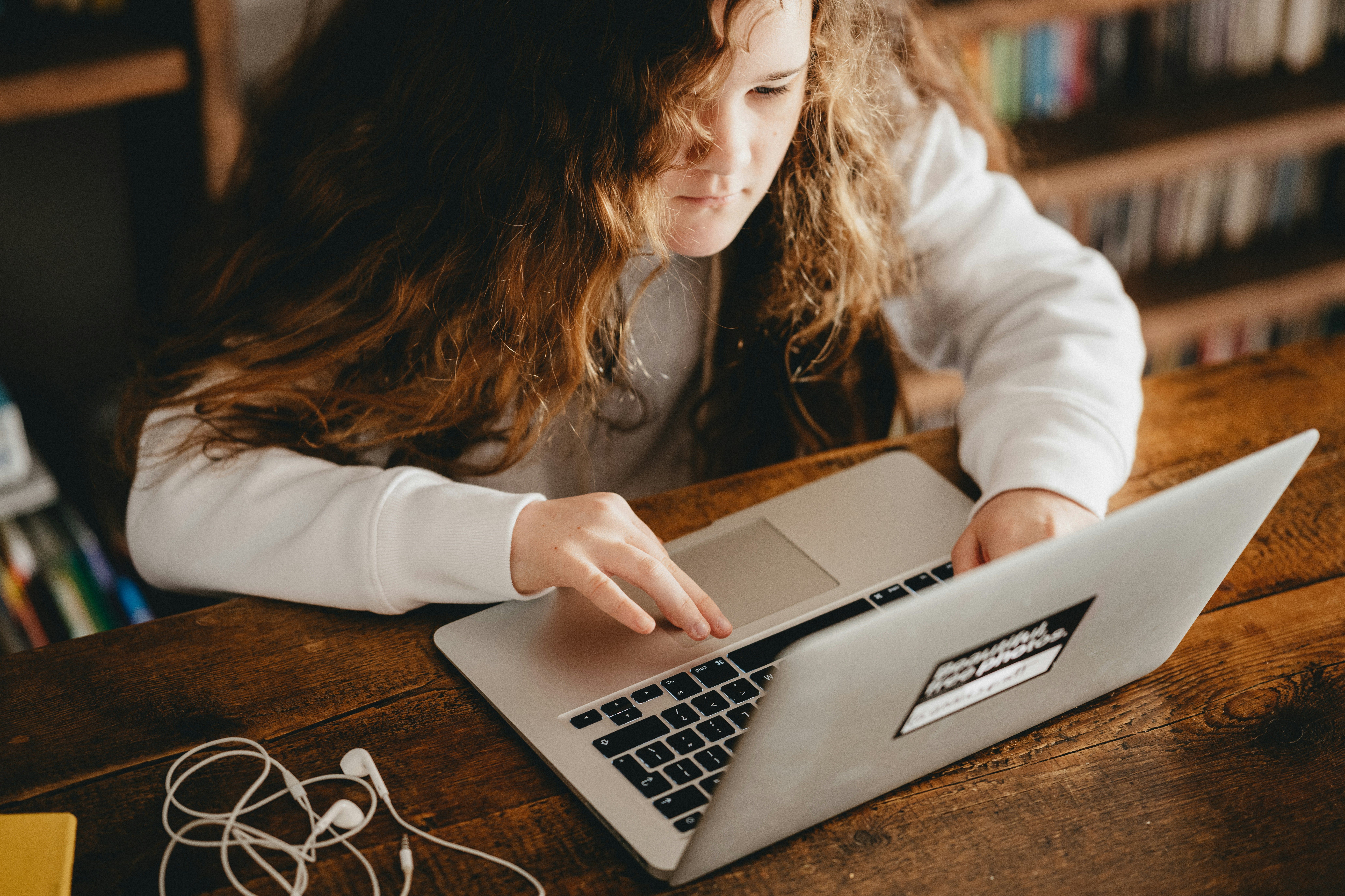 Falta de apoio familiar e de recursos dificulta educação digital em escolas