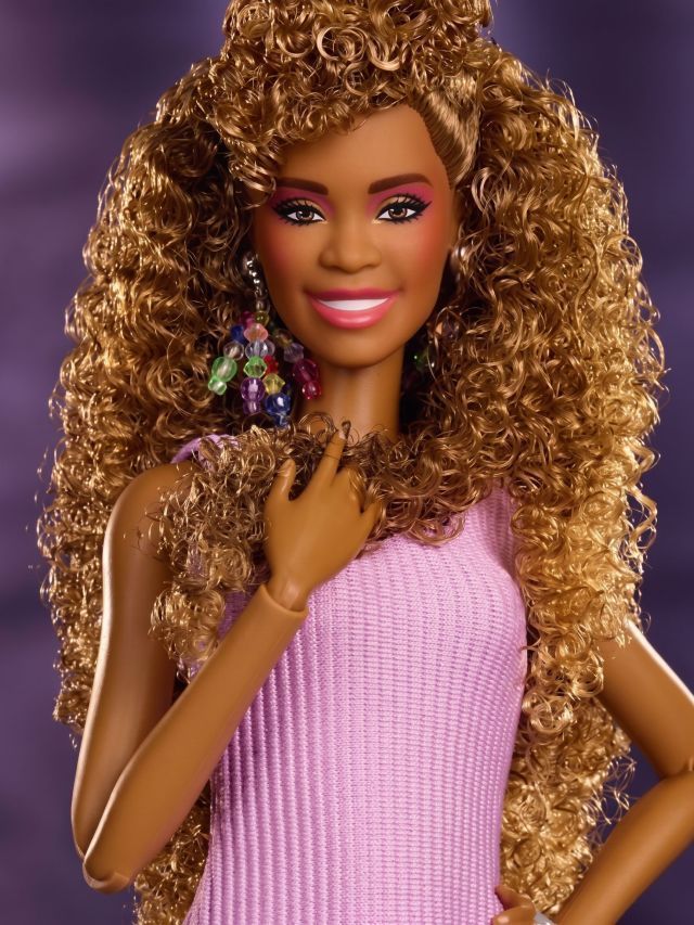 Mattel homenageia cantora Whitney Houston com boneca Barbie; veja
