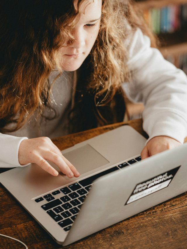 Falta de apoio familiar e de recursos dificulta educação digital em escolas