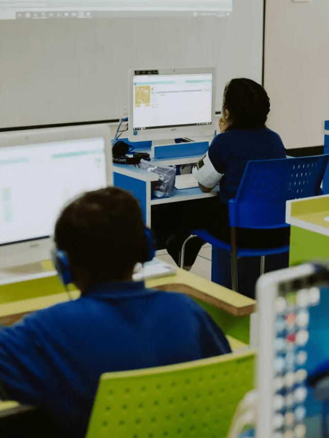 Escolas usam IA na gestão e nas salas de aula, mas faltam regras formais