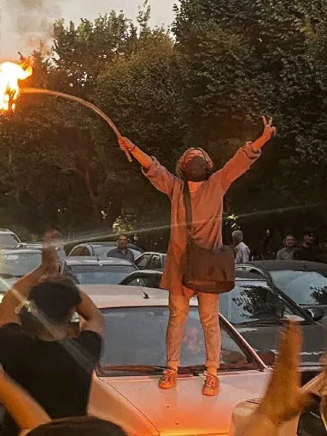 Iranianas desafiam linha-dura do regime e resistem ao uso do véu