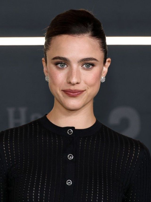 Sandália sem sola? Conheça modelo da Chanel usado por Margaret Qualley