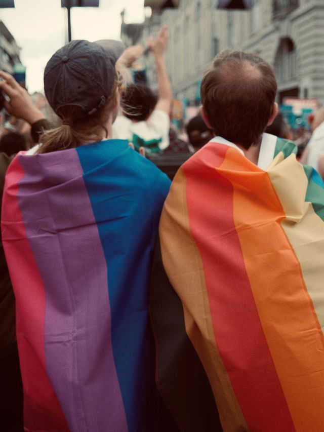 Relacionamento aberto é três vezes mais comum entre jovens LGBT+