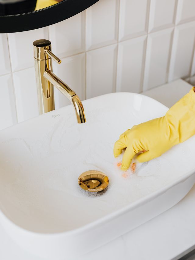 Como remover calcário de torneiras e vasos sanitários?