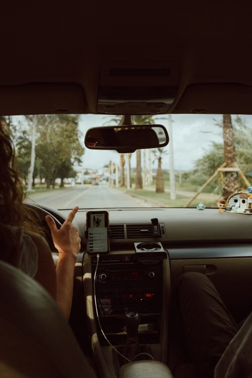 5 vícios ao dirigir que estão destruindo o seu carro (e o seu bolso)