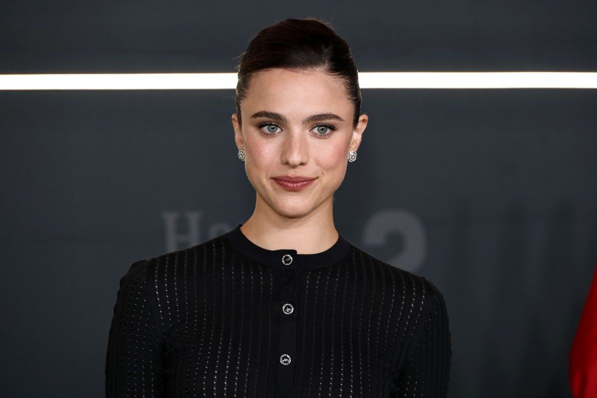 Sandália sem sola? Conheça modelo da Chanel usado por Margaret Qualley