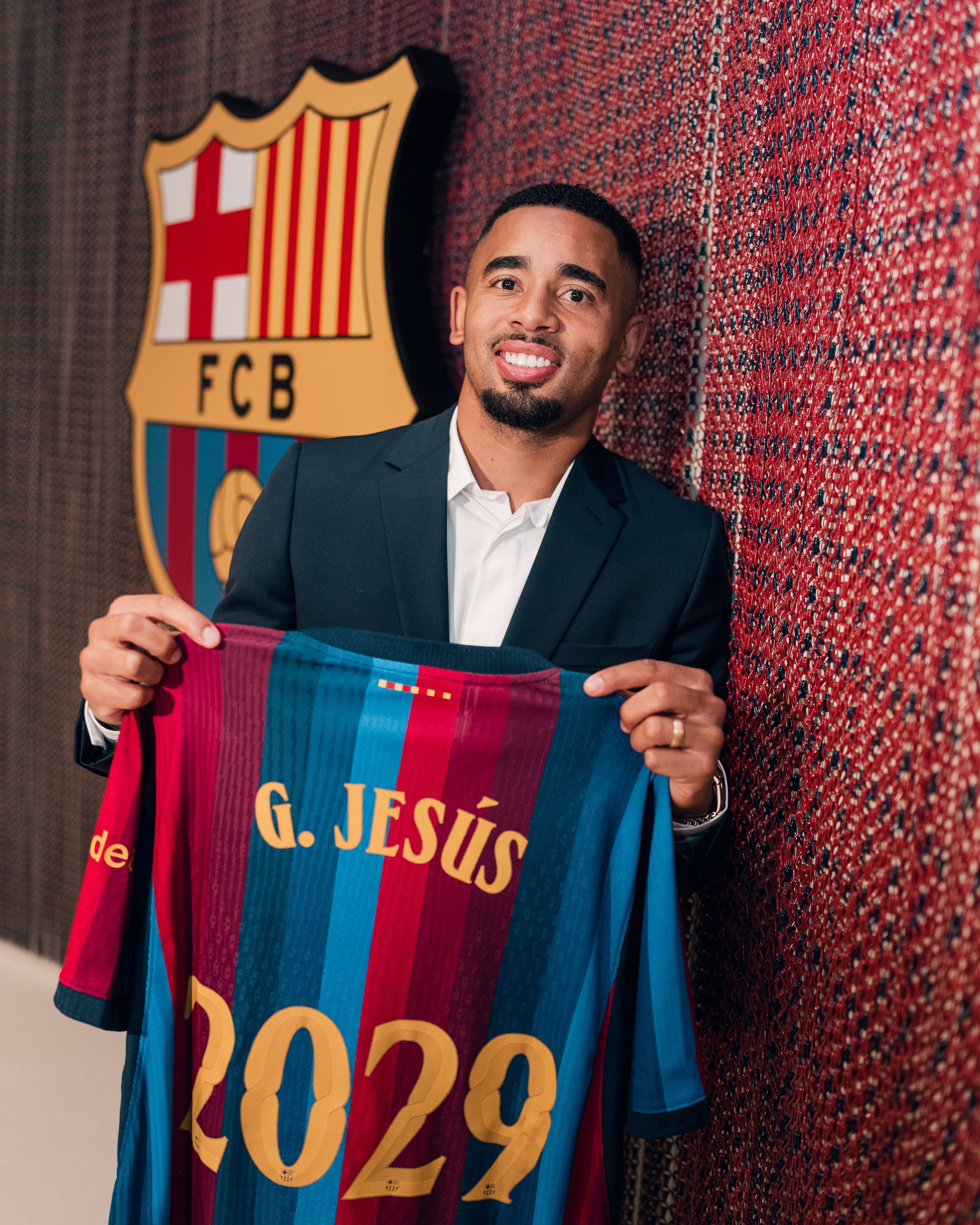 Barcelona oficializa contratação do atacante Gabriel Jesus