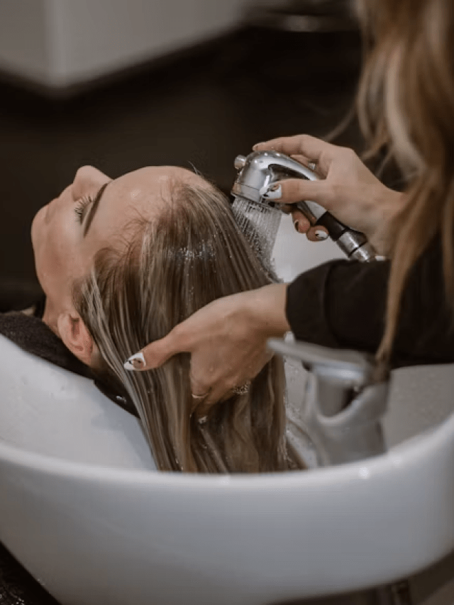 Seu cabelo “se acostuma” com o shampoo? Veja mitos sobre a rotina capilar
