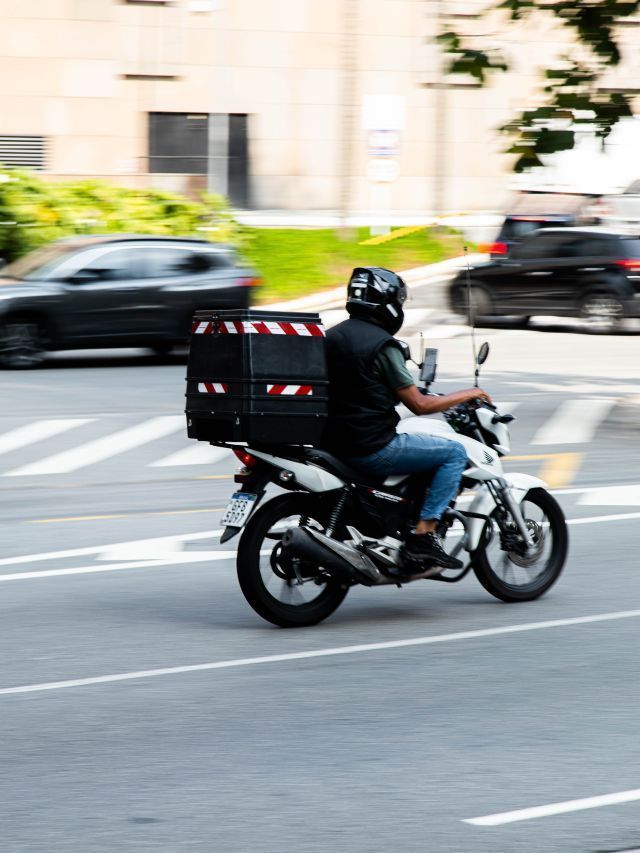 Trabalho com motos a partir dos 18 anos acende alerta sobre acidentes