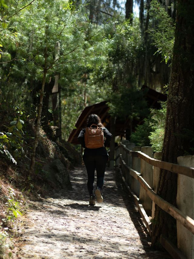 Quais os cuidados com a natureza ao fazer acampamento e trilhas?