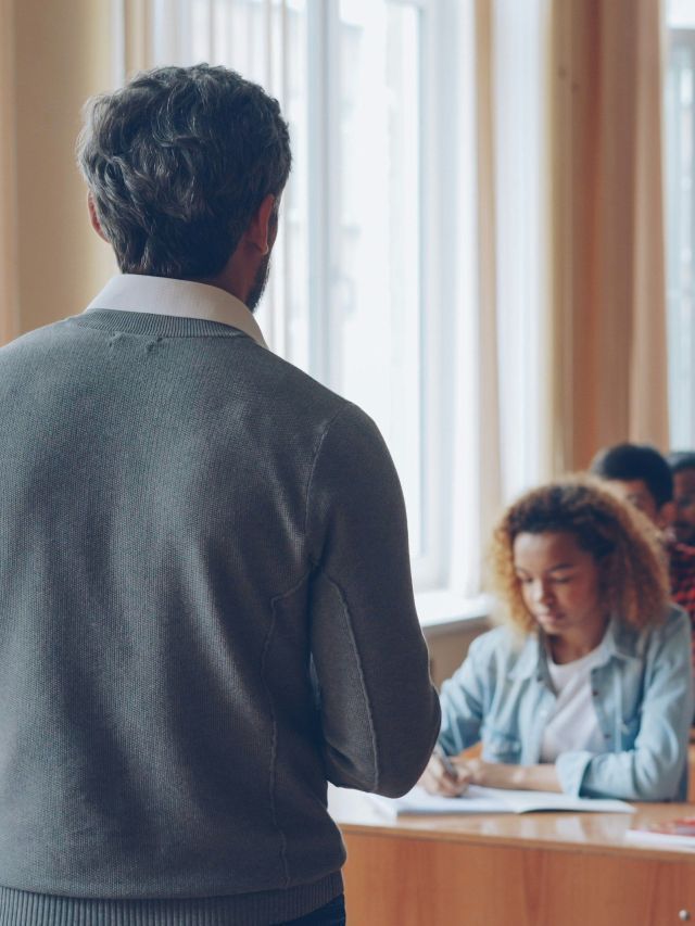 Brasil é o 4º país com professores mais insatisfeitos com salário, diz OCDE