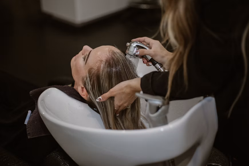 Seu cabelo “se acostuma” com o shampoo? Veja mitos sobre a rotina capilar