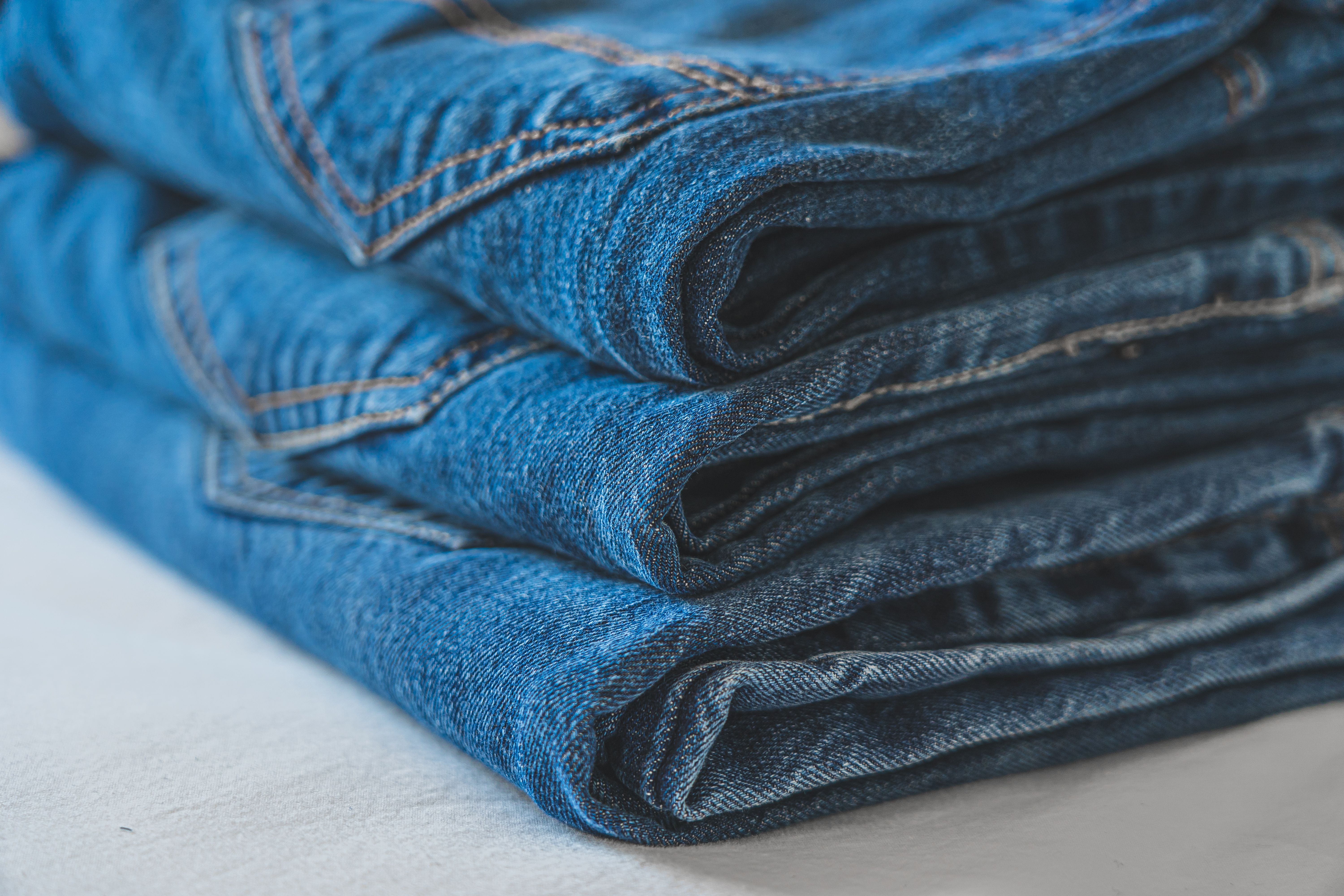 De barrel a reta: como usar as modelagens de jeans na primavera