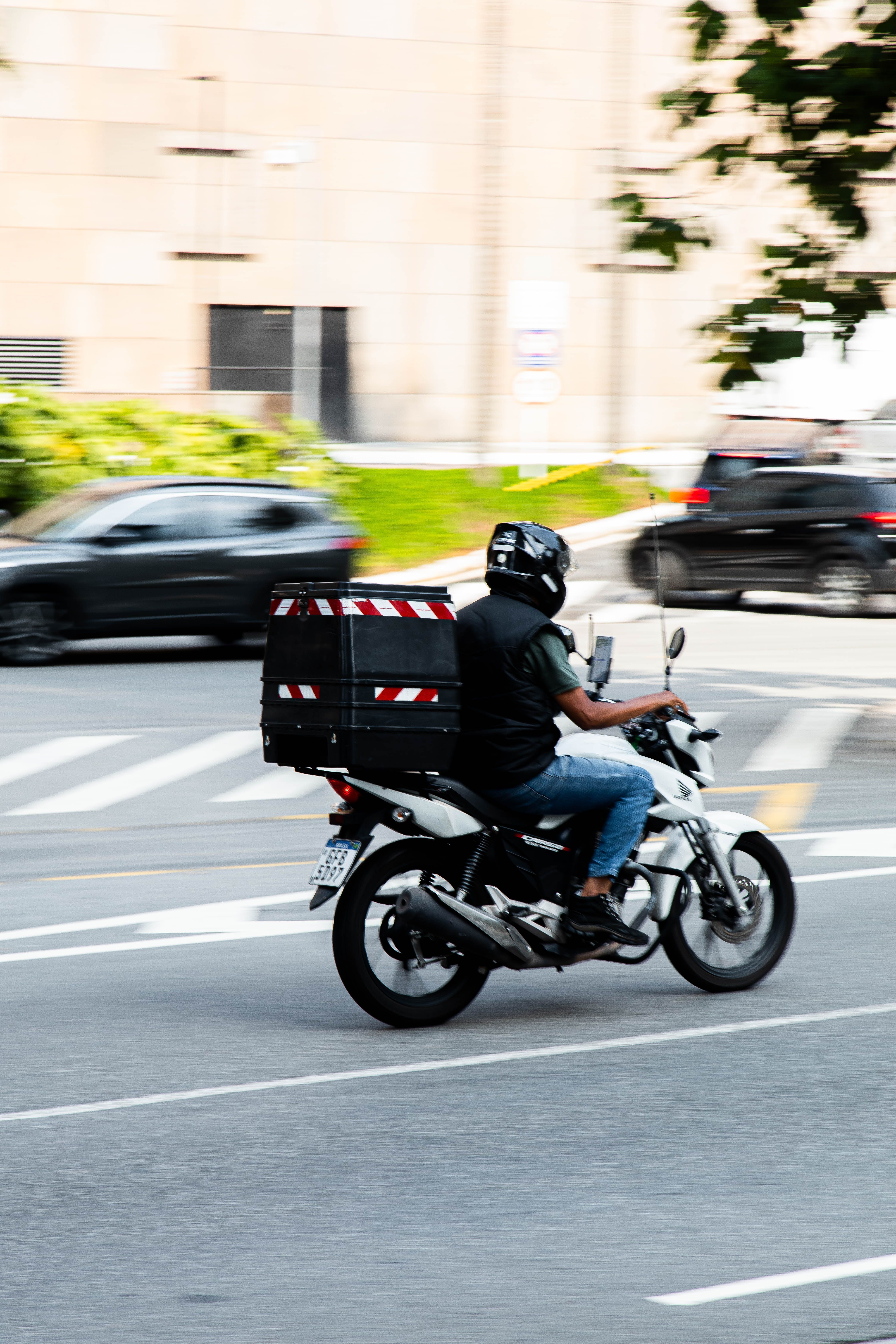 Trabalho com motos a partir dos 18 anos acende alerta sobre acidentes