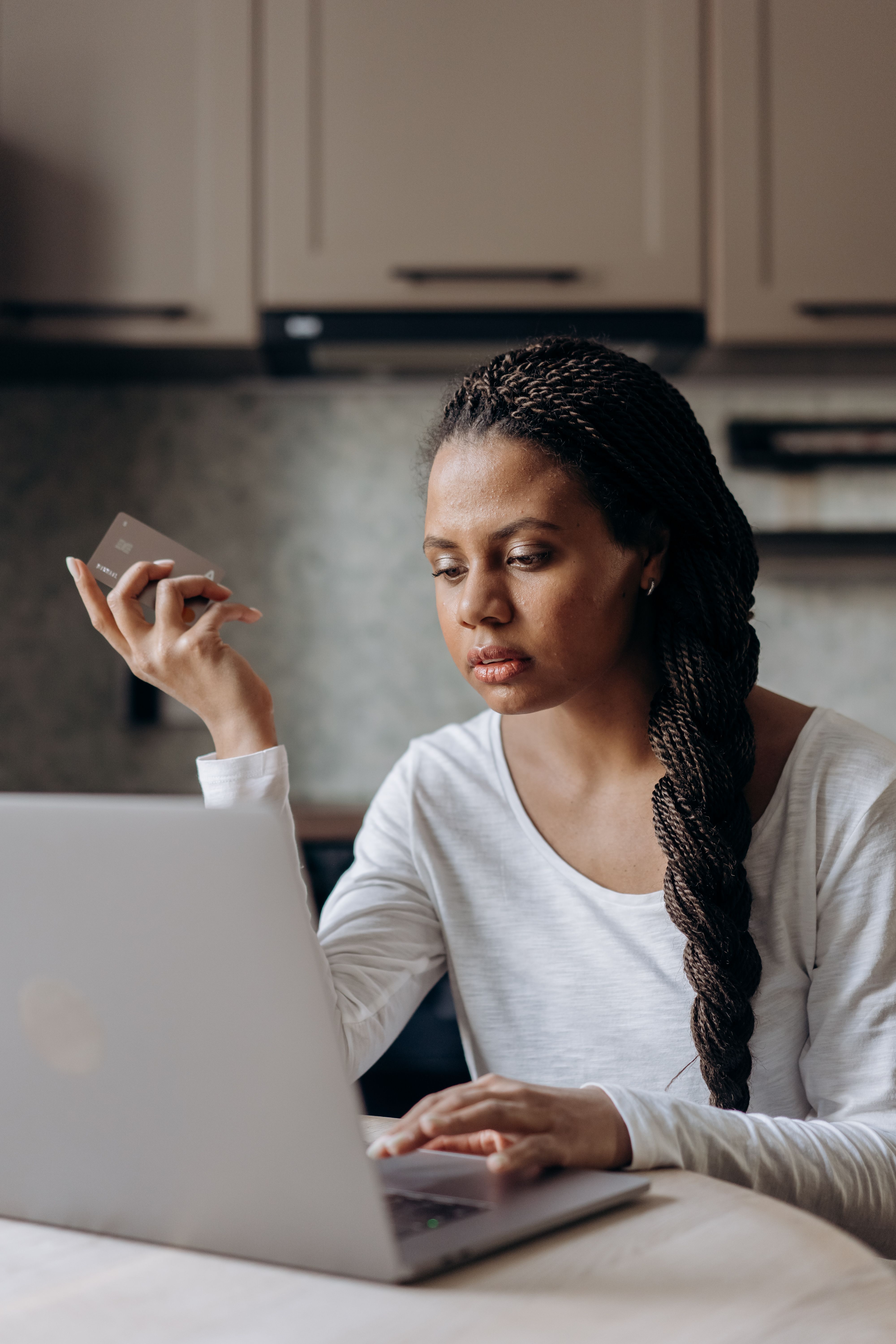 Cansaço digital: como o excesso de estímulos muda as compras online